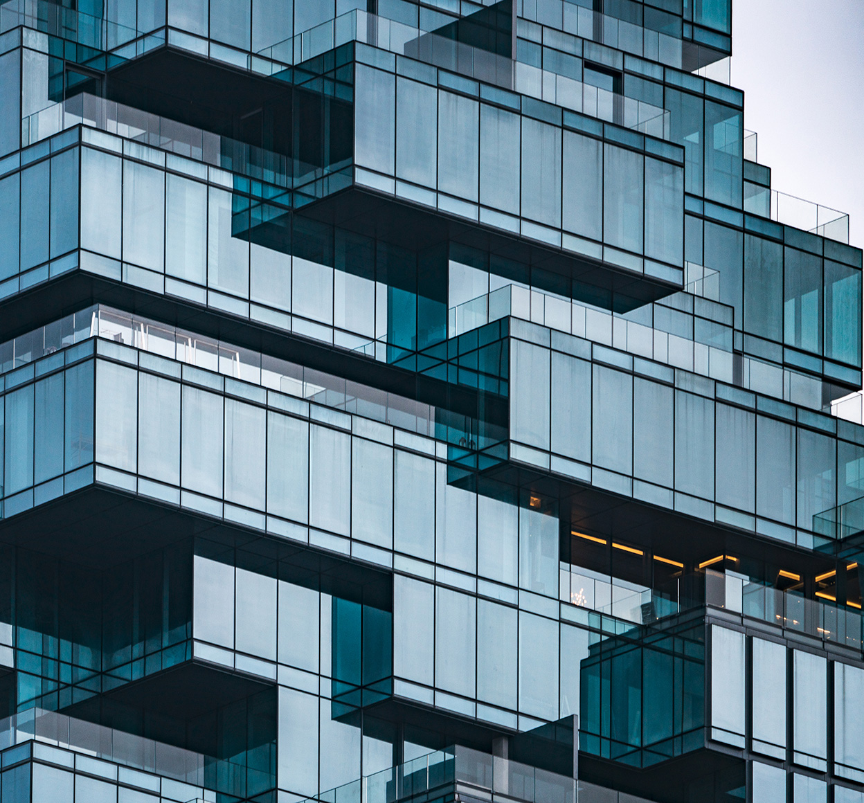 Office building façade with an alterating pattern of windows