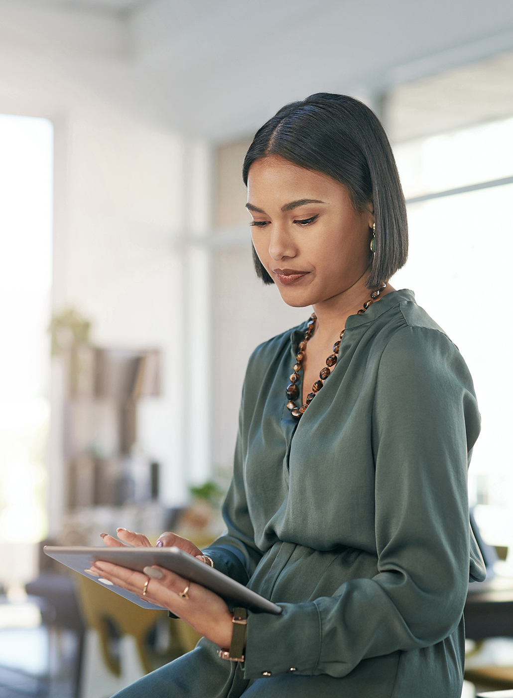 Femme d’affaires travaillant sur une tablette dans son bureau